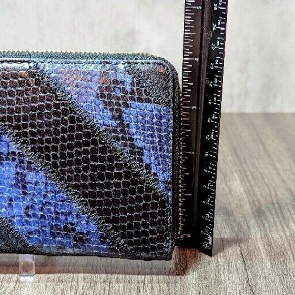 Tory Burch Gemini Link Black & Blue Snakeskin Python Full Zip Continental Wallet - Picture 8 of 8